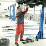 Ocena skutków montażu haków holowniczych i bagażników dachowych w kontekście zgodności z homologacją